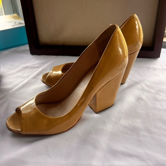Vince Camuto Shoes - New Vince Camuto Tan Patent Leather wedge Heels 36.5